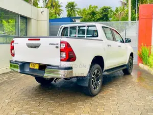 Toyota Hilux 2025 Pickup (Used)