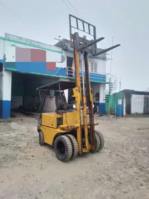 Komatsu Forklift 2001 Heavy-Duty (Used)