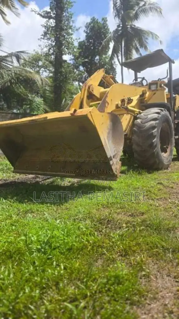 Komatsu WA100M Wheel Loader 2000 Heavy-Duty (Used)