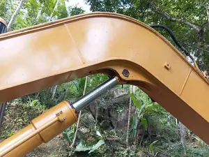 CAT E70b 2000 Heavy-Duty (Used)