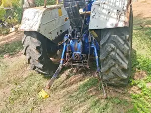 Ford FarmTracktor 2010 Tractor (Used)