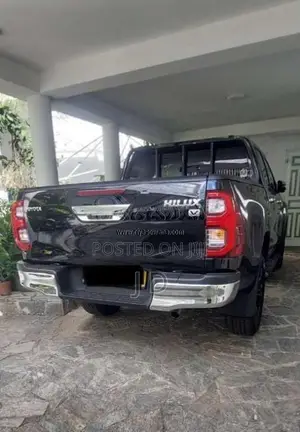 Toyota Hilux 2025 Pickup (Used)