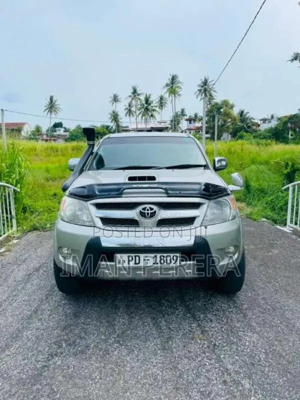 Toyota Hilux Invincible 2012 Pickup (Used)