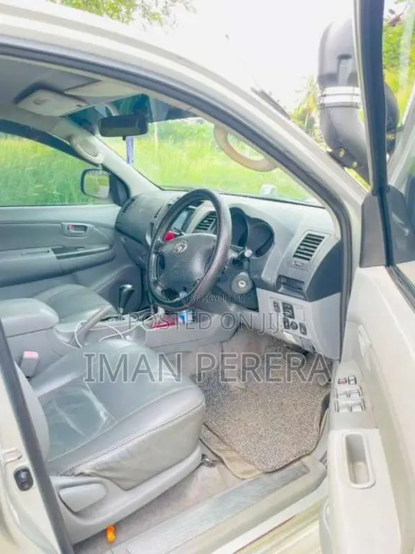 Toyota Hilux Invincible 2012 Pickup (Used)