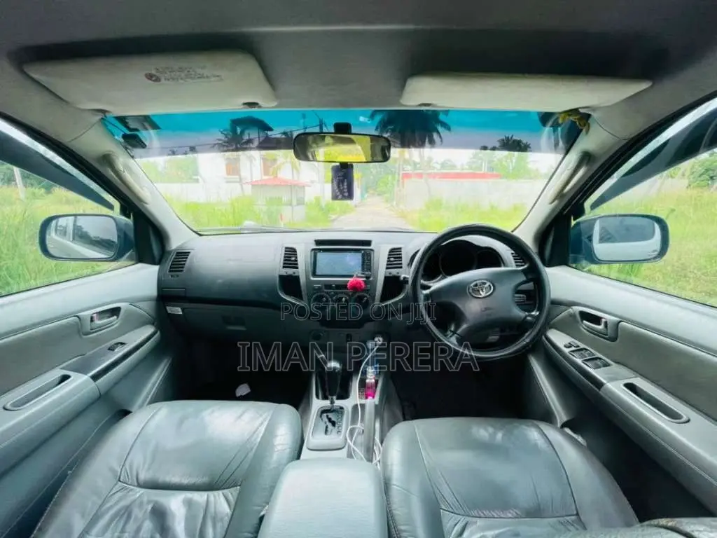 Toyota Hilux Invincible 2012 Pickup (Used)
