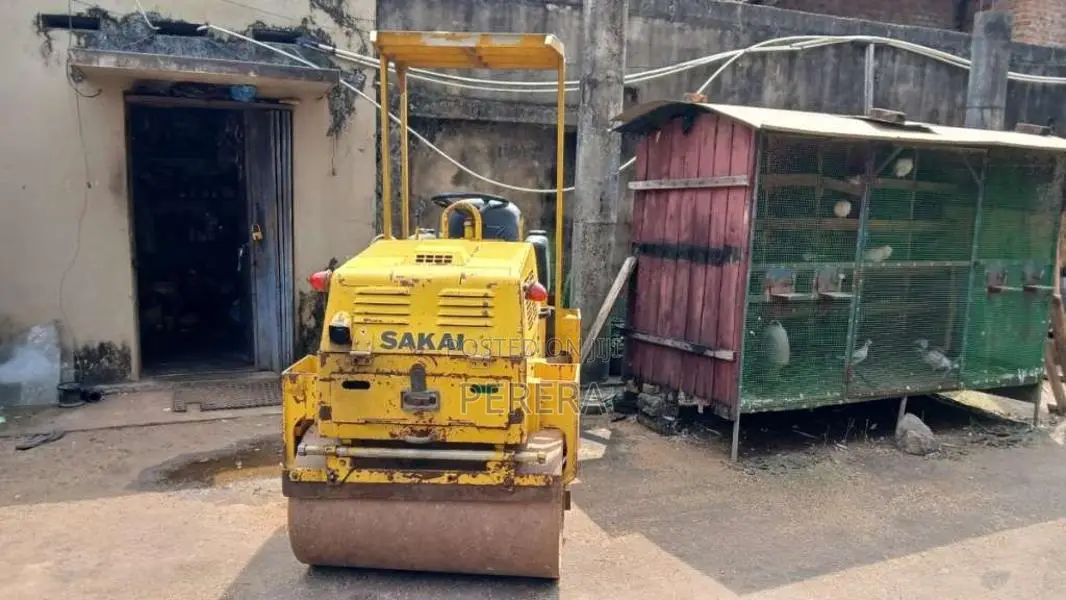 Sakai 2.5 Ton Vibrating Roller 2014 Heavy-Duty (Used)