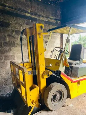 Isuzu Forklift 2015 Heavy-Duty (Used)