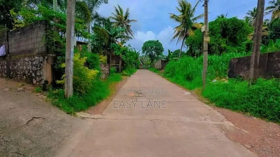 කඩවතින් වටිනා නේවාසික ඉඩමක් /KM 12628
