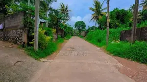 කඩවතින් වටිනා නේවාසික ඉඩමක් /KM 12628