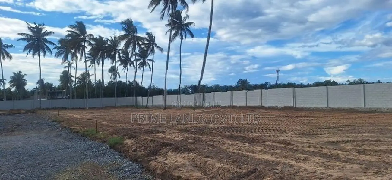 පිහිනුම් තටාකය, සමාජ ශාලා ඇතුලු පහසුකම් රැසකින් සමන්විත ඉඩමක් කුරුණෑගල