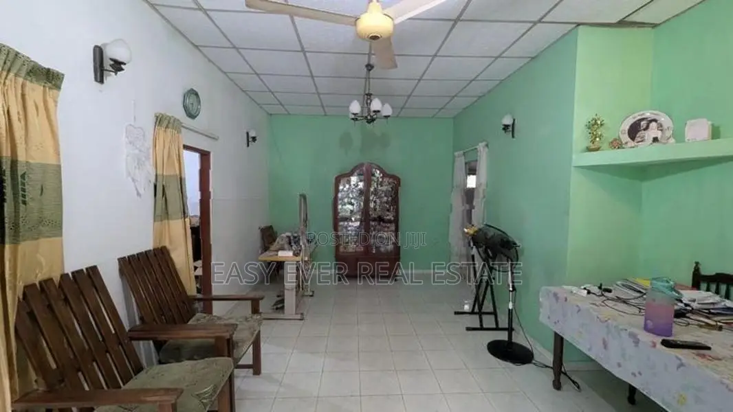 යක්කල ලයිසියම් පාසල ආසන්නයෙන් වටිනා නිවසක් / HS 15136