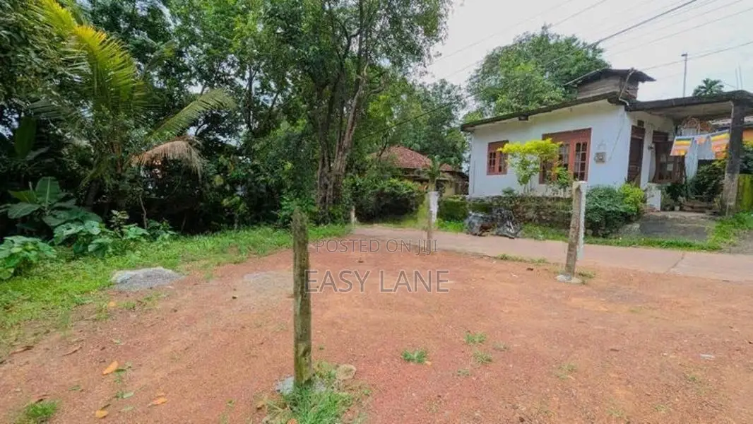 කඩවතින් වටිනා නේවාසික ඉඩමක් /KM 12628