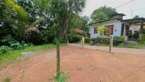 කඩවතින් වටිනා නේවාසික ඉඩමක් /KM 12628