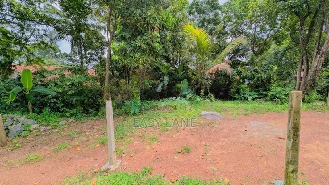 කඩවතින් වටිනා නේවාසික ඉඩමක් /KM 12628