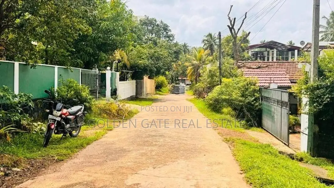 Kadawatha Beautiful Two Storey House Closed to Kandy Road