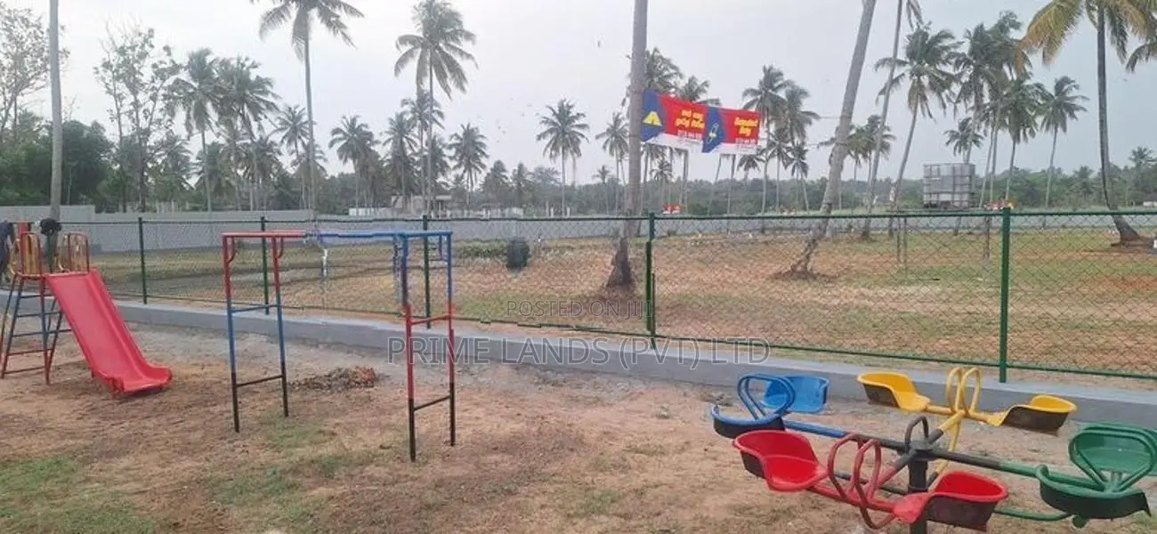 පිහිනුම් තටාකය, සමාජ ශාලා ඇතුලු පහසුකම් රැසකින් සමන්විත ඉඩමක් කුරුණෑගල