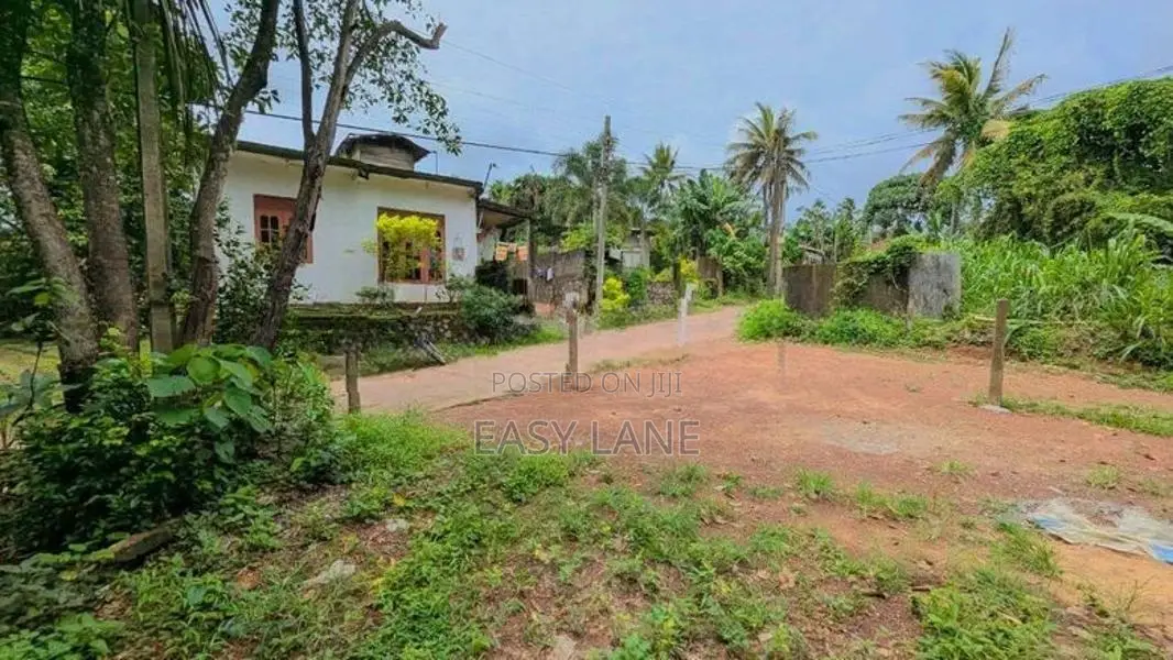 කඩවතින් වටිනා නේවාසික ඉඩමක් /KM 12628
