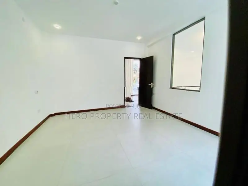 HJS159- Luxury Valuable House for Sale in Kadawatha