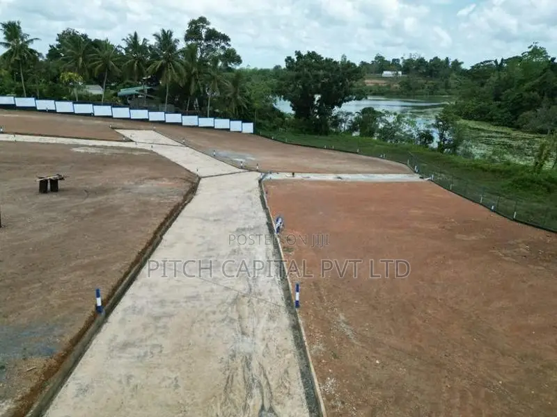 බණ්ඩාරගම උයන්වත්ත වැවට මුහුණලා ඇති වටිනා ඉඩමක්