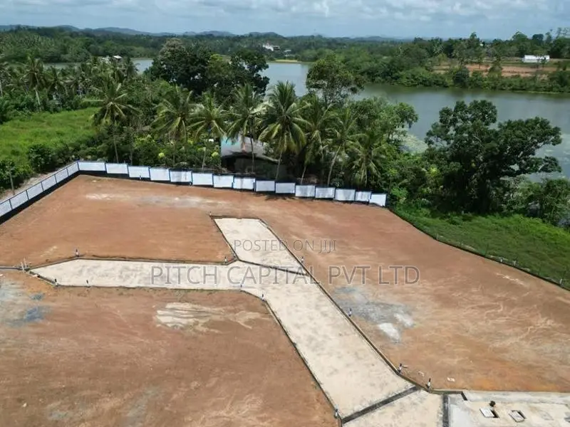 බණ්ඩාරගම උයන්වත්ත වැවට මුහුණලා ඇති වටිනා ඉඩමක්
