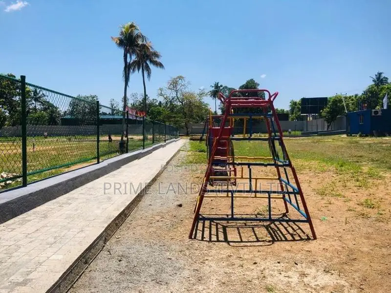 පිහිනුම් තටාකය, සමාජ ශාලා ඇතුලු පහසුකම් රැසකින් සමන්විත ඉඩමක් කුරුණෑගල