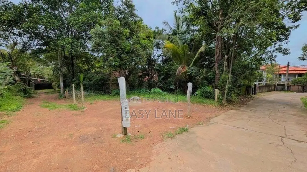 කඩවතින් වටිනා නේවාසික ඉඩමක් /KM 12628
