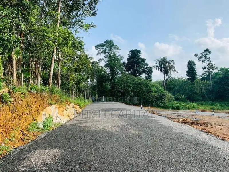 Hadapangoda නිදහස් පරිසරයක් සමගින් මාවක් ඔයට මායිම්ව බිම් කොටස්