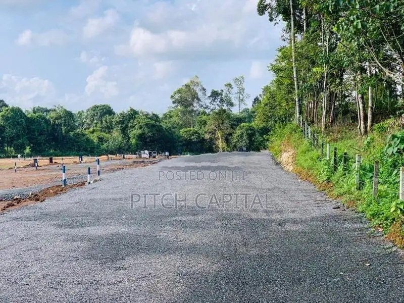 Hadapangoda නිදහස් පරිසරයක් සමගින් මාවක් ඔයට මායිම්ව බිම් කොටස්