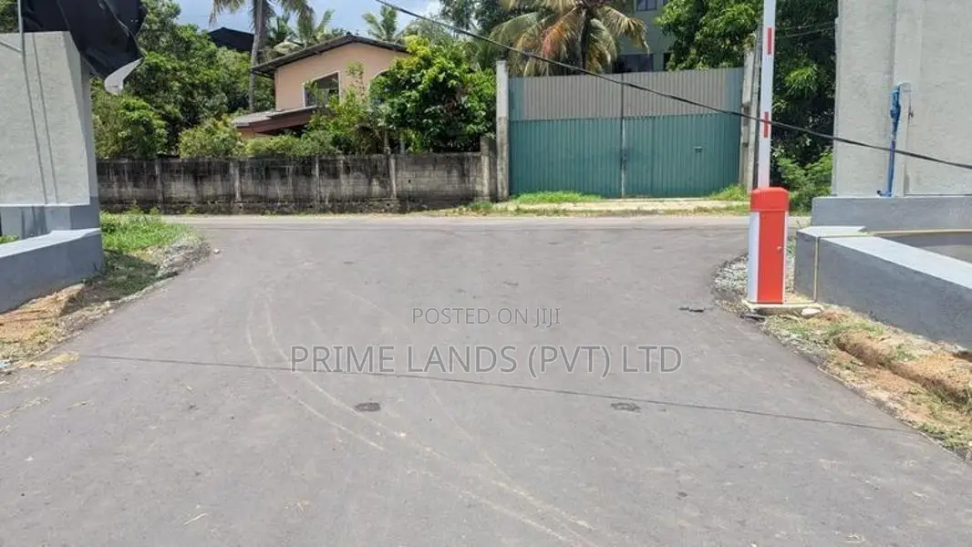 කුරුණෑගල නගරයට ළඟින් මීගමුව පාර ආසන්නයේම ඉඩමක්