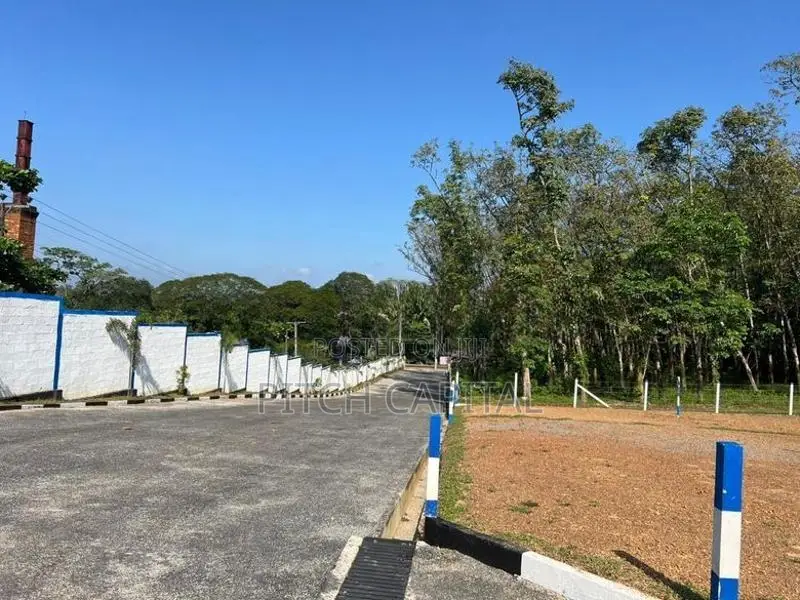 හයිලෙවල් පාරට මුණලා සියලු පහසුකම් සහිත ඉඩමක්