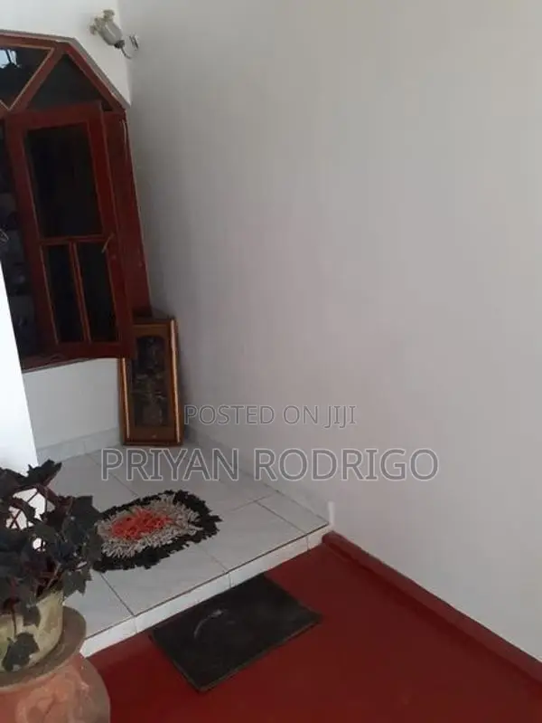 Boralesgamuwa, Lake Road - 7.5 Perches Land with an Old House to Sale