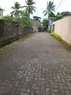 Boralesgamuwa, Lake Road - 7.5 Perches Land with an Old House to Sale