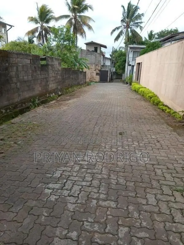 Boralesgamuwa, Lake Road - 7.5 Perches Land with an Old House to Sale