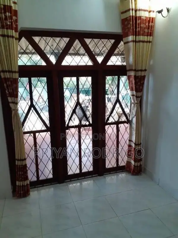 Boralesgamuwa, Lake Road - 7.5 Perches Land with an Old House to Sale