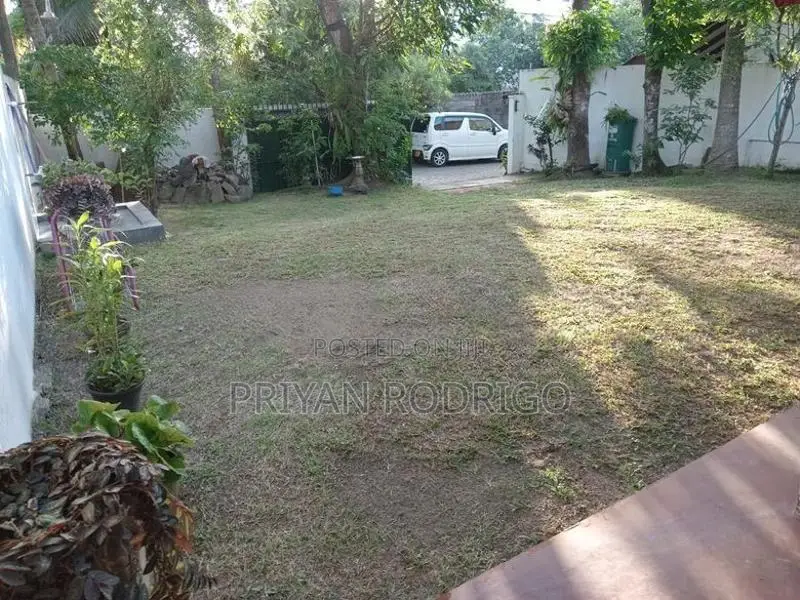 Boralesgamuwa, Lake Road - 7.5 Perches Land with an Old House to Sale
