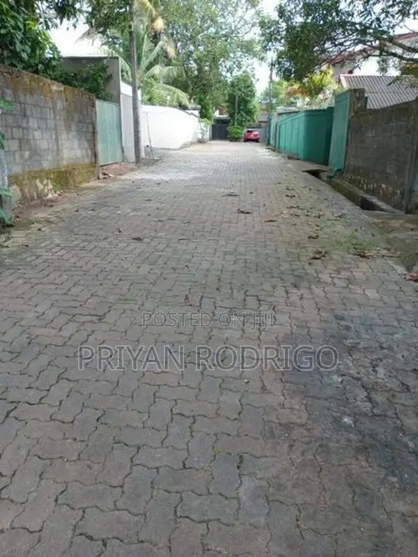 Boralesgamuwa, Lake Road - 7.5 Perches Land with an Old House to Sale
