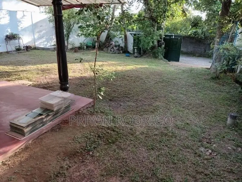 Boralesgamuwa, Lake Road - 7.5 Perches Land with an Old House to Sale
