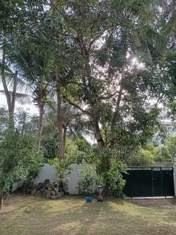 Boralesgamuwa, Lake Road - 7.5 Perches Land with an Old House to Sale