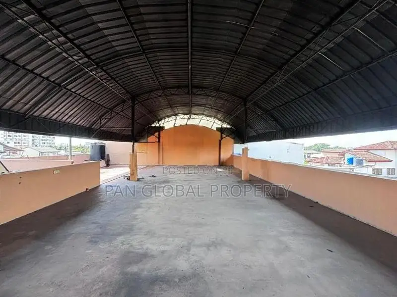 Warehouse For Sale in Mount Lavinia