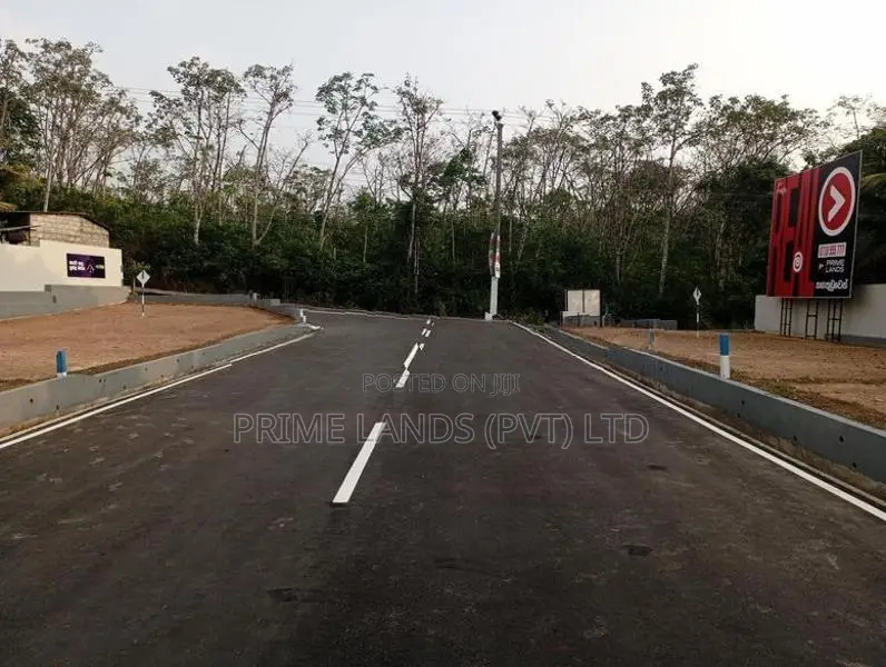 කහතුඩුව අධිවේගී පිවිසුමට ලඟින් ඉඩමක්