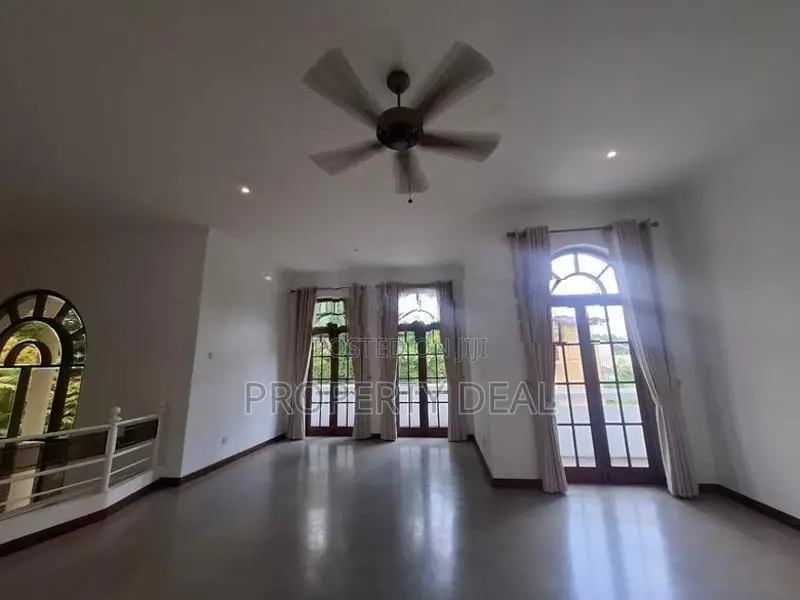 5 Bedrooms Luxury House For Rent in Colombo - PDH192