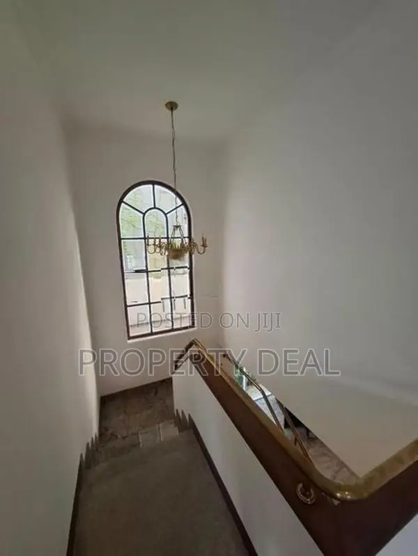 5 Bedrooms Luxury House For Rent in Colombo - PDH192