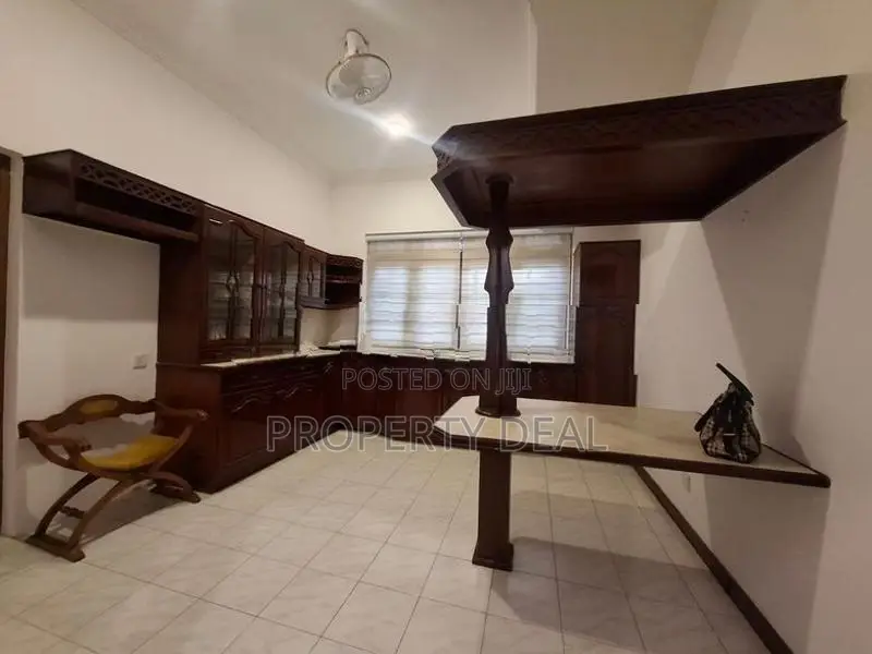 5 Bedrooms Luxury House For Rent in Colombo - PDH192