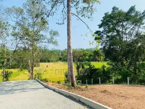 වෙල් යායකට මුහුණලා ඉඩමක් Matara