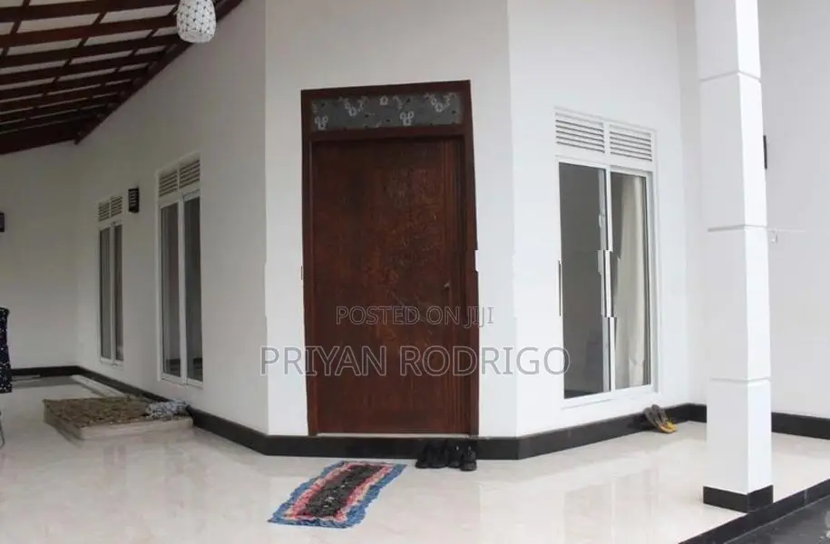 04 Bedroom House on 16 Perches of Land for Sale in Naiwala, Walpitamul