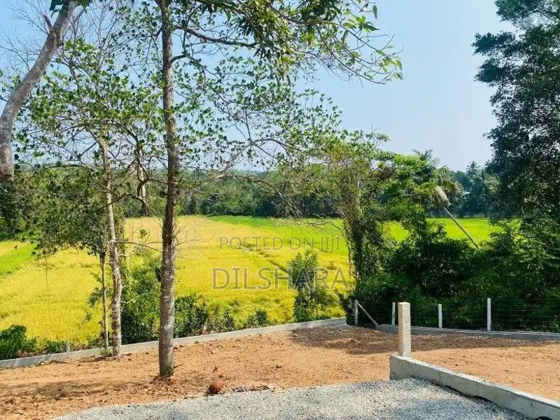 වෙලකට මුහුණලා ඉඩමක් මාතර
