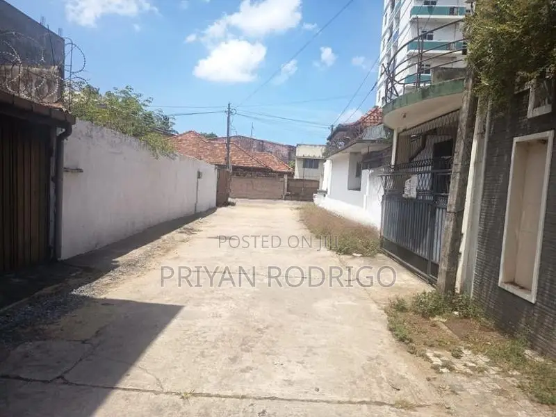 Colombo 15 - 04 Room Commercial Unit on 8.7 perches of Land For Sale