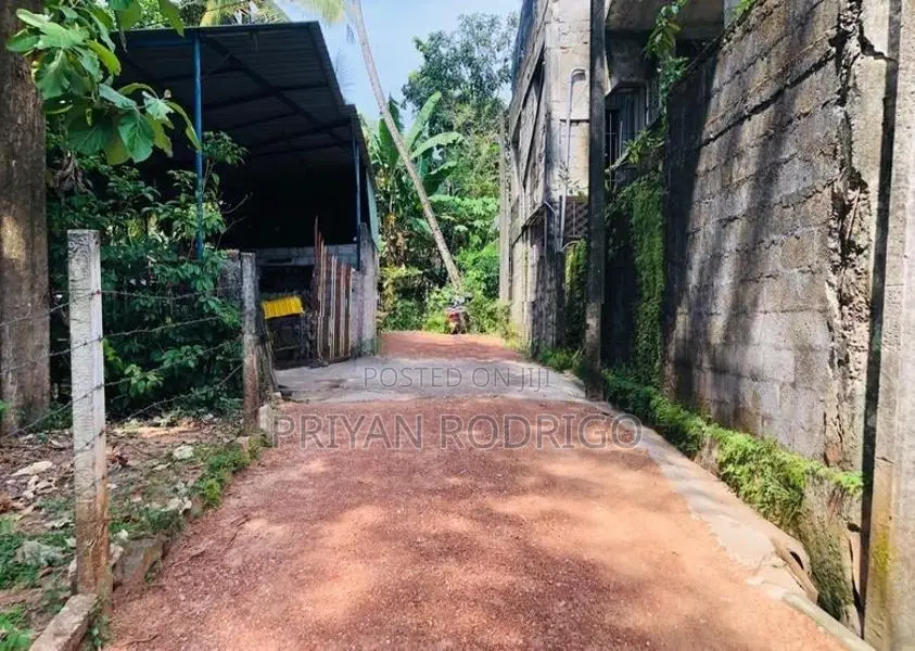 Nugegoda Thalapathpitiya 13.7 Perches of Land for Sale