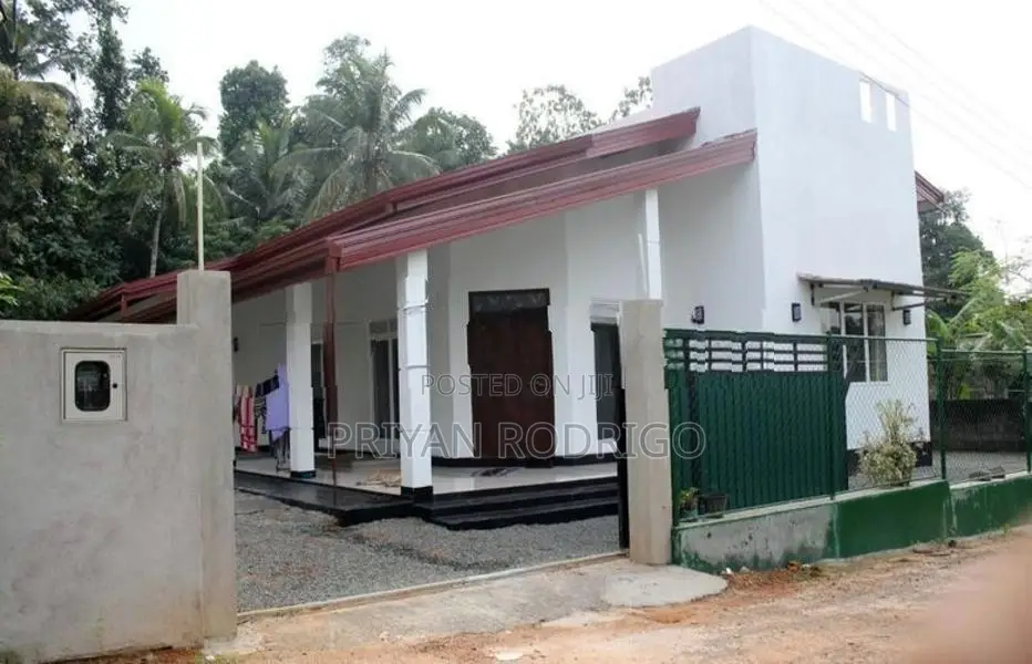 04 Bedroom House on 16 Perches of Land for Sale in Naiwala, Walpitamul