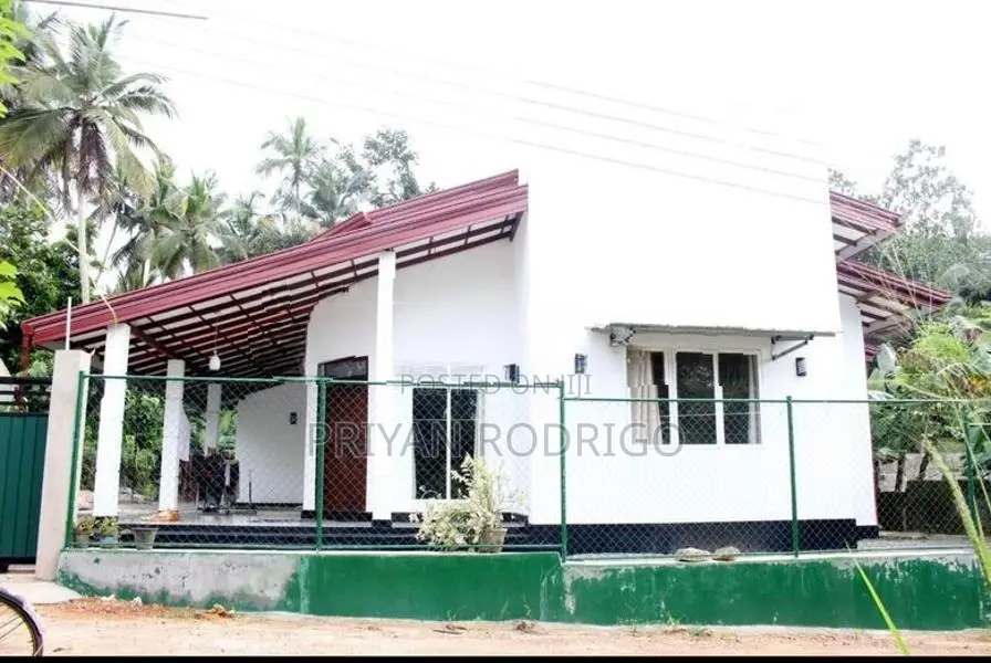 04 Bedroom House on 16 Perches of Land for Sale in Naiwala, Walpitamul